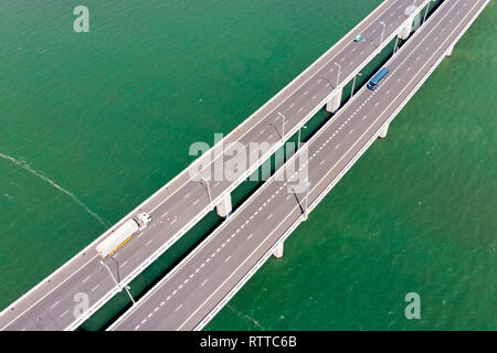 Luftaufnahme der Brücke über dem Behälter und Fahrzeuge. Shenzhen, China und Hongkong Stockfoto