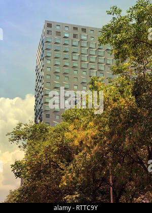 Grüne Bäume und Fassade des modernen Gebäude an einem sonnigen Tag. Stockfoto