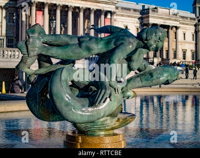 Familie der Meerjungfrauen und Delfine Brunnen am Trafalgar Square in London. Stockfoto