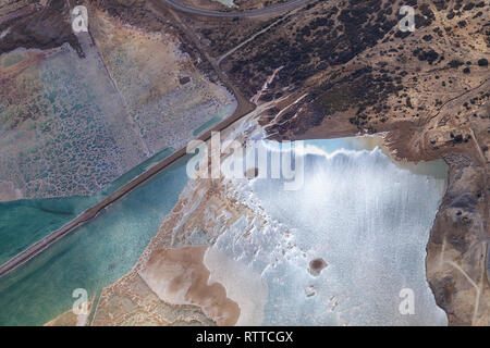 Totes Meer, Israel - 28. Februar 2019: Fliegen über den salzigen Toten Meer in Israel. Stockfoto