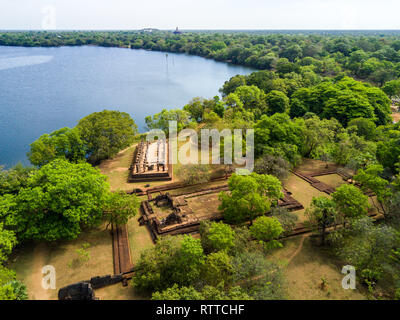 Schloss von König Nishshanka Malla, Nissanka Malla, Kirti Nissanka oder Kalinga Lokesvara, Polonnaruwa, Sri Lanka, Asien. Mausoleum. Überwachsene Ruinen Stockfoto