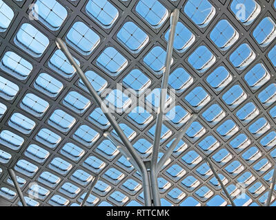 Dünne Spalten trägt Licht Dach. Regelmäßige vermaschten Vordach umfasst den öffentlichen Raum. Stockfoto
