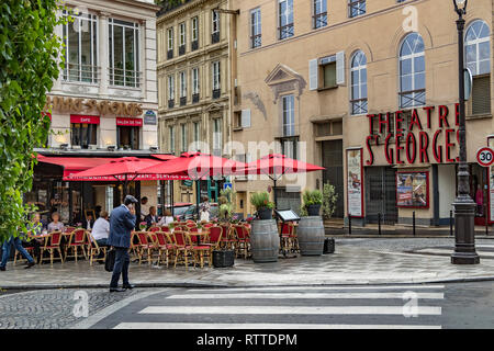 Personen, die an Tischen vor DEM à la Place Saint-Georges sitzen, einem Café-Restaurant in St. Georges, im 9. Arrondissement von Paris, Frankreich Stockfoto