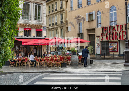 Personen, die an Tischen vor DEM à la Place Saint-Georges sitzen, einem Café-Restaurant in St. Georges, im 9. Arrondissement von Paris, Frankreich Stockfoto