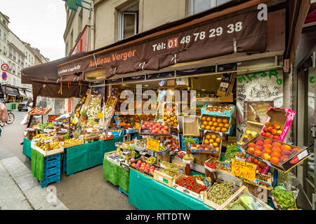 Au Beau Verger , ein Obst- und Gemüseladen in der Rue des Martyrs im 9. Arrondissement von Paris, Frankreich Stockfoto