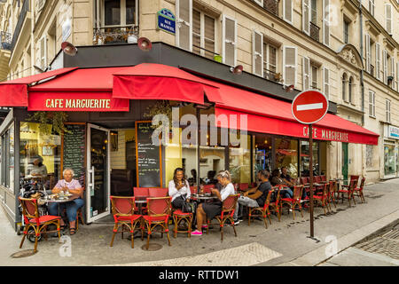 Personen, die an Tischen vor dem Café Marguerite in der Rue des Martyrs, St. Georges, im 9. Arrondissement von Paris, Frankreich, sitzen Stockfoto