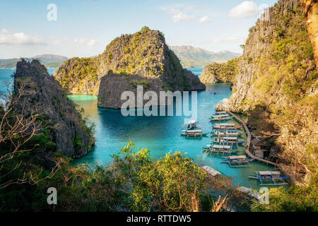 Landschaft der tropischen Insel. Areial Blick auf die Bay, Coron Island, Philippinen. Stockfoto