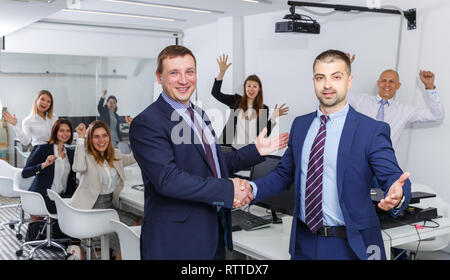 Zwei Erwachsener zufriedene Geschäftsleute die Hände schütteln, während Sie schlichten Treffen, die Vereinbarung Stockfoto