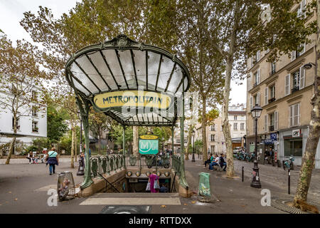 Das Glasdach des Abbesses Metro-Bahnhofs Eingang in Montmartre, Paris, Frankreich Stockfoto