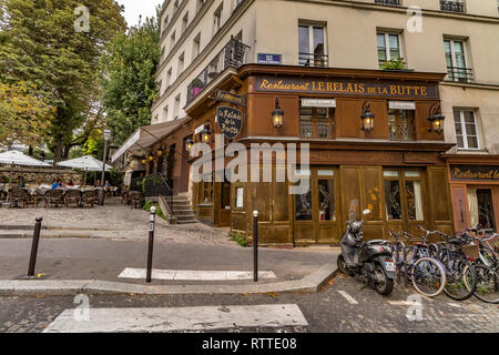 Fahrräder und Motorroller außerhalb Restaurant Le Relais De La Butte Montmartre, Paris geparkt Stockfoto