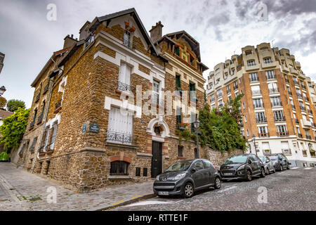 Ein Haus mit Steinmauern in der Rue Ravignan, einer gepflasterten Straße in Montmartre, Paris, Frankreich Stockfoto