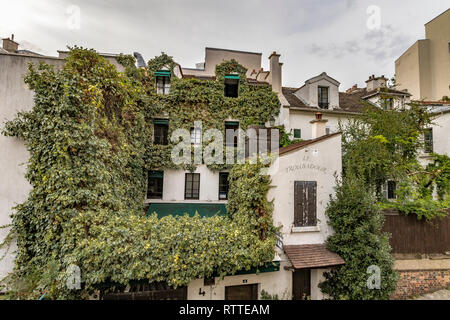 Efeu wächst an der Wand eines Hauses in Montmartre, die Häuser der Le Troubadour Restaurant Cafe, Paris, Frankreich Stockfoto