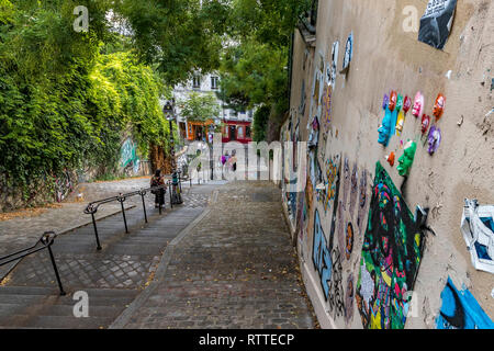 Menschen klettern die steilen Stufen an der Rue du Calvaire, rue Gabrielle und Place du Tetre Montmartre, Paris Stockfoto