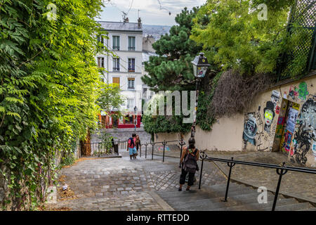 Menschen klettern die steilen Stufen an der Rue du Calvaire, rue Gabrielle und Place du Tetre Montmartre, Paris Stockfoto