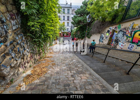 Menschen klettern die steilen Stufen an der Rue du Calvaire, rue Gabrielle und Place du Tetre Montmartre, Paris Stockfoto