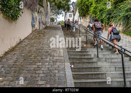 Menschen, die die steilen Stufen in der Rue du Calvaire erklimmen, die die Rue Gabrielle mit dem Place du Tetre in Montmartre, Paris, verbindet Stockfoto