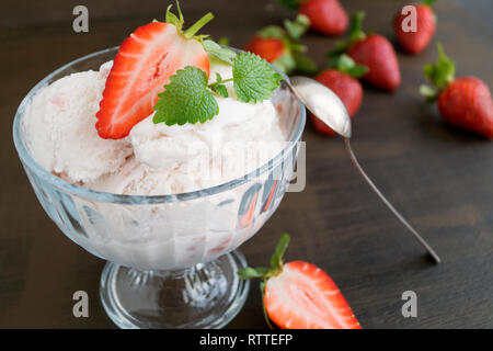 Eis Kugeln in einem Glas Vase. Stockfoto