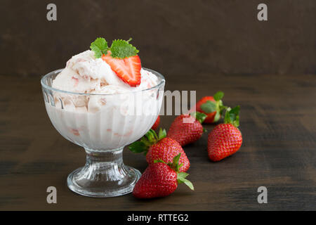 Eis Kugeln in einem Glas Vase. Stockfoto