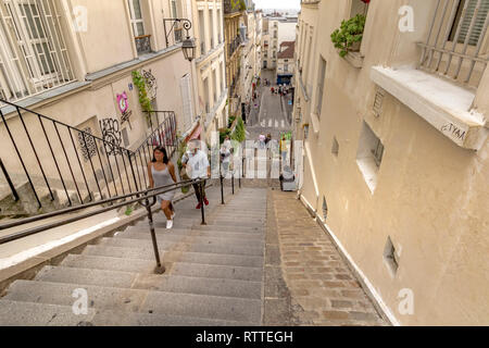 Menschen, die die steilen Stufen in der Rue Drevet in Montmartre erklimmen, die die Rue des Trois Frères mit der Rue André Barsacq , Montmartre ,Paris, Frankreich verbindet Stockfoto