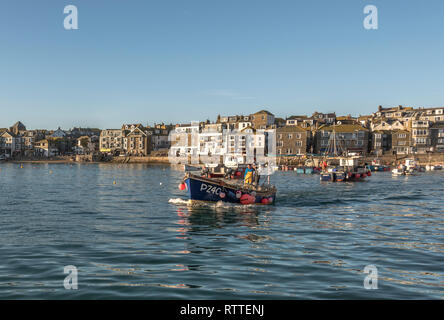 Angeln Boot heraus zu den Fanggründen von St. Ives Harbour St. Ives, Cornwall UK Europa Stockfoto