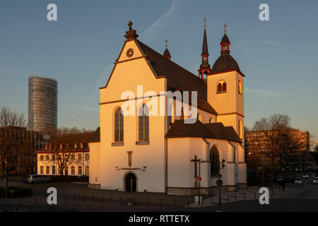 Köln-Deutz, Alt St. Heribert, dahinter das Hochhaus "Kölntriangle' Stockfoto