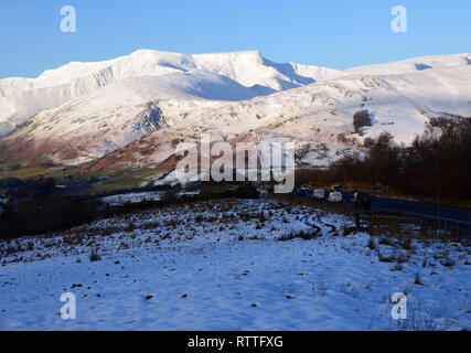 Die Wainwright Blencathra (Saddleback) in der Dämmerung im Winter von einem Layby auf der A 66 im Nationalpark Lake District, Cumbria, England, UK. Stockfoto