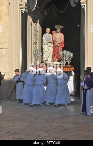 Karfreitagsprozession in Zejtun auf der Insel Malta: 5. Statue - Pontius Pilatus Jesus, dem Juden Stockfoto