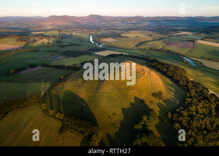 Antenne Bild mit dem neolithischen Hill Fort auf dem Gipfel des Quathquan Gesetz in der Nähe von Biggar in South Lanarkshire. Stockfoto