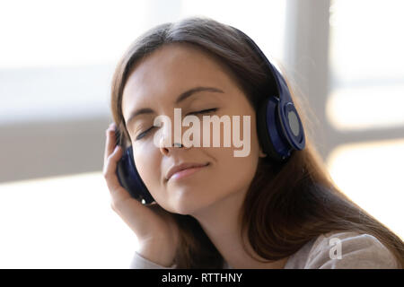 In der Nähe von ruhigen Frau in Kopfhörer Ihre Lieblingsmusik genießen. Stockfoto