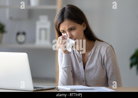 Verärgert Frau weinen, Laptop, traurigen Film Stockfoto