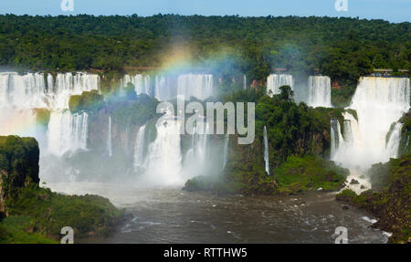 Allgemeine Betrachtung der beeindruckenden Iguazu Falls system in Brasilien Stockfoto