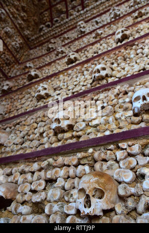 Über 1.000 Schädel & Knochen zieren die Wände und die Decke der Cappella dos Ossos (Kapelle der Knochen) Igreja do Carmo Kirche, Faro, Algarve, Portugal. Stockfoto