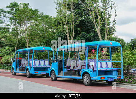 Nanning, China - Nov 1, 2015. Elektrische Karre für Passagiere vor dem botanischen Garten in Nanning, China wartet. Stockfoto