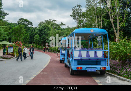 Nanning, China - Nov 1, 2015. Elektrische Karre für Passagiere vor dem botanischen Garten in Nanning, China wartet. Stockfoto