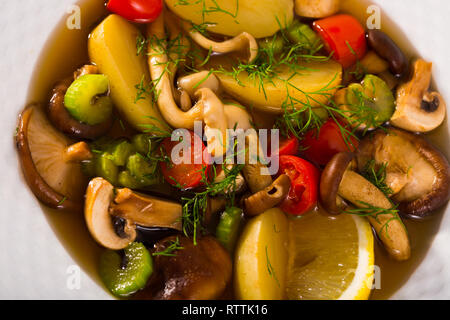 Fastenzeit Linsengericht im Landhausstil von Pilzen mit Gemüse, Zitrone und frischen Grüns Stockfoto