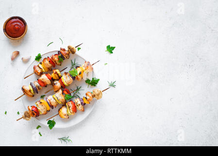 Mit gegrilltem Gemüse und hähnchenspieße mit Paprika, Zucchini, Zwiebel und Pilze auf weißem Hintergrund, Ansicht von oben, kopieren. Fleisch und Gemüse Stockfoto
