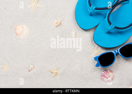 Blau flipflops auf sandigen Strand, Ansicht von oben mit kopieren. Stockfoto