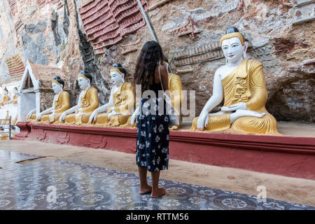 HPA-AN, MYANMAR - 19. NOVEMBER 2018: Horizontale Bild der brünette Frau an der Außenseite des Kaw Goon Höhle, Wahrzeichen von Hpa-An, Myanmar Stockfoto
