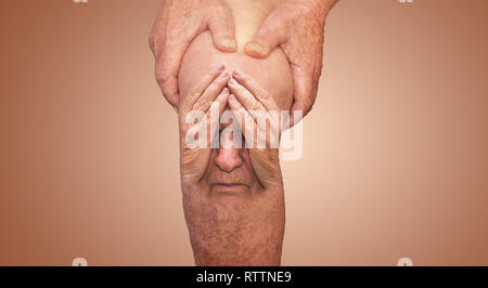 Älterer Mann, der das Knie mit Schmerzen. Collage. Konzept abstrakter Schmerz und Verzweiflung. Stockfoto