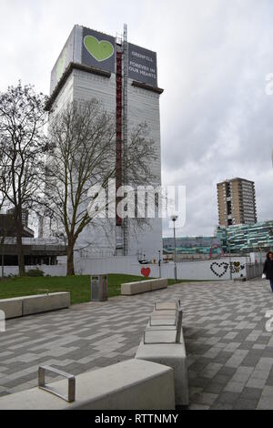 Anzeigen von Grenfell Tower, mit Plane abdecken und Gerüst. Die großen Brand, Juni 2019 14 war, ist Gegenstand einer öffentlichen Untersuchung, fort. Stockfoto