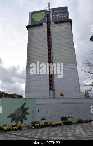 Anzeigen von Grenfell Tower, mit Plane abdecken und Gerüst. Die großen Brand, Juni 2019 14 war, ist Gegenstand einer öffentlichen Untersuchung, fort. Stockfoto