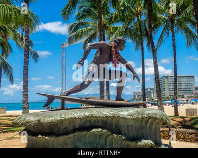 Duke Kahanamoku Statue am Strand von Waikiki am 8. August 2016 in Honolulu. Herzog berühmt popularisiert Surfen und gewann Gold für die USA im Schwimmen. Stockfoto