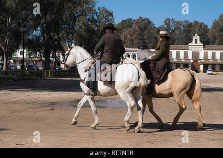 Gemeinsam reiten in El Rocio Andalucia Spanien Stockfoto