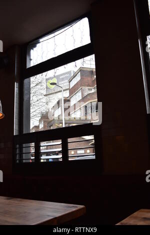 Grenfell Turm durch das Fenster eines lokalen Bar in der Nähe von Latimer Road, West London. Stockfoto