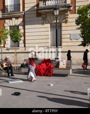 Flamenco Tänzerin & Gitarrist Straßenmusik auf einer Straße in Sevilla Spanien 3.2.19 Stockfoto
