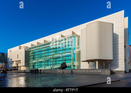 Museum für zeitgenössische Kunst (MACBA) in Barcelona, Spanien. Das Museum wurde 1995 eröffnet und konzentriert sich hauptsächlich auf nach 1945 die Katalanische und Spanische Kunst. Stockfoto