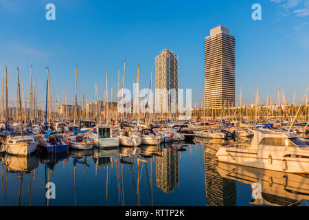 Marina in Port Olimpic, Barcelona, Spanien. Der Hafen bewirtete die Segelwettbewerbe für die Olympischen Sommerspiele 1992. Der Ort wurde 1991 eröffnet. Stockfoto