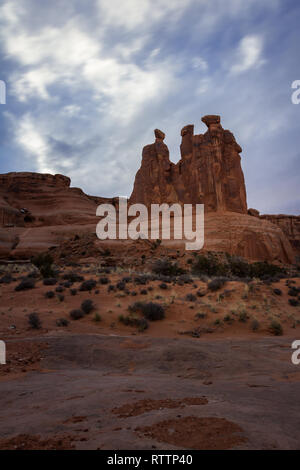 Giant Red Rock verfügen als die Drei Klatschbasen im Arches National Park, Foto takin an einem bewölkten Nachmittag bekannt Stockfoto