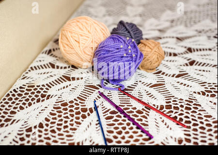Stricken wolle und Stricknadeln, Stricknadeln Ausrüstung Stockfoto