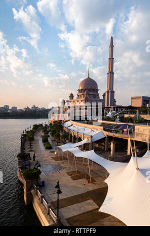 Putra-moschee während der Goldenen Stunde. Hochformat Stockfoto